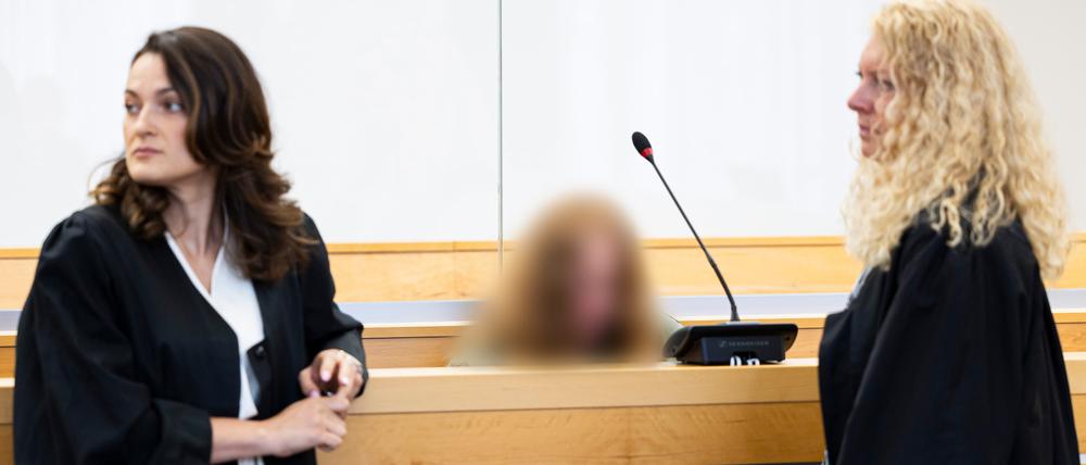 Die Angeklagte (M) vor Verhandlungsbeginn im Gerichtssaal im Landgericht Hannover. Daneben stehen ihre Anwältinnen Yana Tchelpanova (l) und Silke Willig (r).