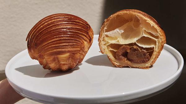 Das Geheimnis steckt in den hauchdünn gewalzten Butter-Teig-Lagen: laminiertes Croissant der Patisserie Canal.