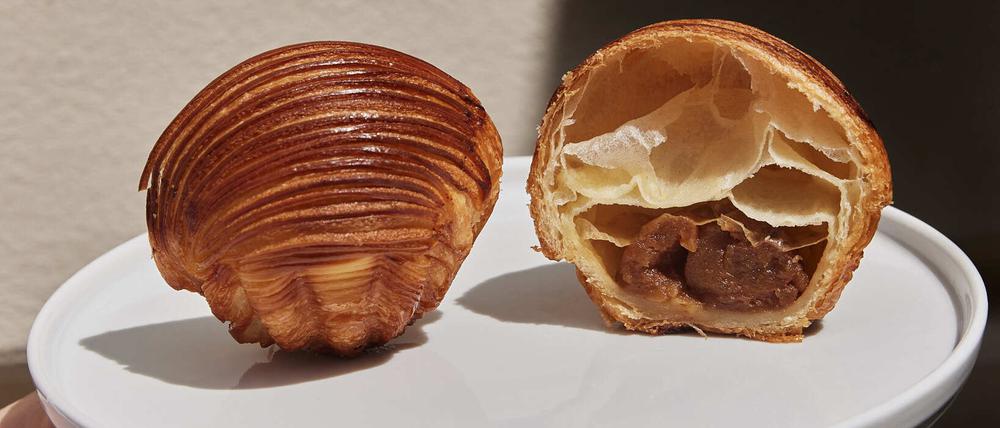 Das Geheimnis steckt in den hauchdünn gewalzten Butter-Teig-Lagen: laminiertes Croissant der Patisserie Canal.