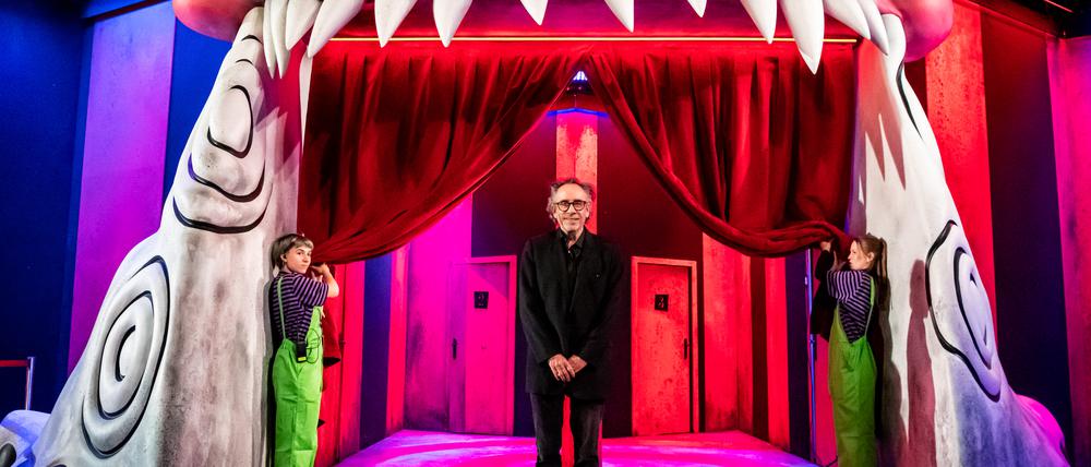 Hereinspaziert. Anders als hier zu sehen, fungiert Tim Burton nicht als Zirkusdirektor des „Labyrinths“, er hat es aber autorisiert.
