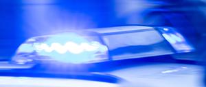 ARCHIV - 10.02.2024, Mecklenburg-Vorpommern, Rostock: Ein Streifenwagen der Polizei ist mit Blaulicht im Einsatz. (zu dpa: «Nach Tod in Obdachlosenunterkunft: Verdächtiger entlassen») Foto: Jens Büttner/dpa +++ dpa-Bildfunk +++