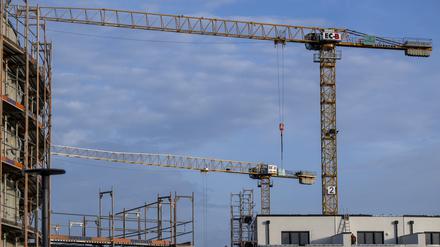 ARCHIV - 28.10.2022, Berlin: Ein Baugerüst steht an der Fassade eines noch unfertigen Wohnhauses. (zu dpa: «Ifo: Auftragsmangel im Wohnungsbau leicht gesunken») Foto: Monika Skolimowska/dpa +++ dpa-Bildfunk +++