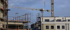 ARCHIV - 28.10.2022, Berlin: Ein Baugerüst steht an der Fassade eines noch unfertigen Wohnhauses. (zu dpa: «Ifo: Auftragsmangel im Wohnungsbau leicht gesunken») Foto: Monika Skolimowska/dpa +++ dpa-Bildfunk +++