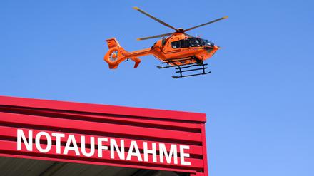 Ein Helikopter fliegt über der Notaufnahme eines Krankenhauses.