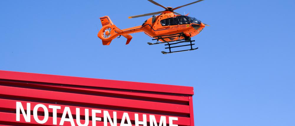 Ein Helikopter fliegt über der Notaufnahme eines Krankenhauses.