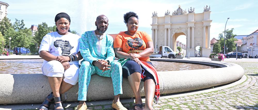 Charity Esther Okezie, Eric Chinedum Egbeukwu und Mercy Ann Waithira (v.l.) organisieren das Afrika-Festival auf dem Luisenplatz.