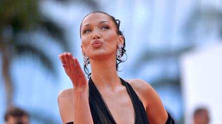 Bella Hadid ist das neue Gesicht der Adidas-Kampagne für den Retro-Sneaker „SL 72 OG“, genannt „Samba“.