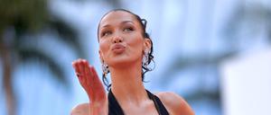 Bella Hadid ist das neue Gesicht der Adidas-Kampagne für den Retro-Sneaker „SL 72 OG“, genannt „Samba“.