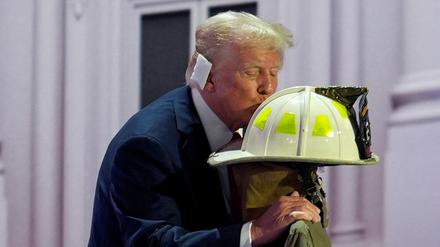 Der republikanische Präsidentschaftskandidat und ehemalige US-Präsident Donald Trump küsst während seiner Rede auf dem Parteitag der Republikaner einen Feuerwehrhelm.