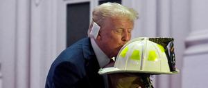 Der republikanische Präsidentschaftskandidat und ehemalige US-Präsident Donald Trump küsst während seiner Rede auf dem Parteitag der Republikaner einen Feuerwehrhelm.
