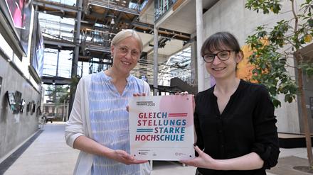 Präsidentin Susanne Stürmer und Gleichstellungsbeauftragte Susanne Lösch (v.l.) halten die Plakette zur Auszeichnung als „Gleichstellungsstarke Hochschule“.