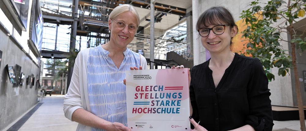 Präsidentin Susanne Stürmer und Gleichstellungsbeauftragte Susanne Lösch (v.l.) halten die Plakette zur Auszeichnung als „Gleichstellungsstarke Hochschule“.
