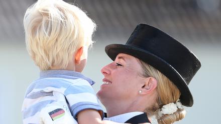 Dressurreiterin Jessica von Bredow-Werndl mit ihrem Sohn Moritz.