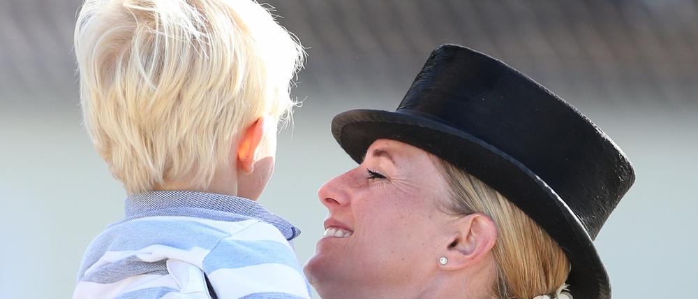Dressurreiterin Jessica von Bredow-Werndl mit ihrem Sohn Moritz.
