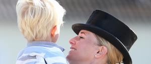 Dressurreiterin Jessica von Bredow-Werndl mit ihrem Sohn Moritz.