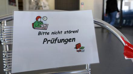 Vor Beginn der schriftlichen Abiturprüfung in Deutsch informiert ein Aushang vor der Aula im Innerstädtischen Gymnasium ISG «Bitte nicht stören! Prüfungen».