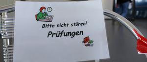 Vor Beginn der schriftlichen Abiturprüfung in Deutsch informiert ein Aushang vor der Aula im Innerstädtischen Gymnasium ISG «Bitte nicht stören! Prüfungen».