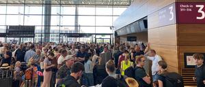 Am Flughafen BER war der Flugverkehr eingestellt worden. Als Grund dafür werden technische Probleme genannt.