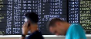 Passagiere am Flughafen in Bilbao nach dem IT-Ausfall