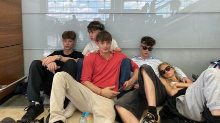 Gestrandet: Alex, Harry, Ricky, Otto und Olivia warten auf ihre Flüge.