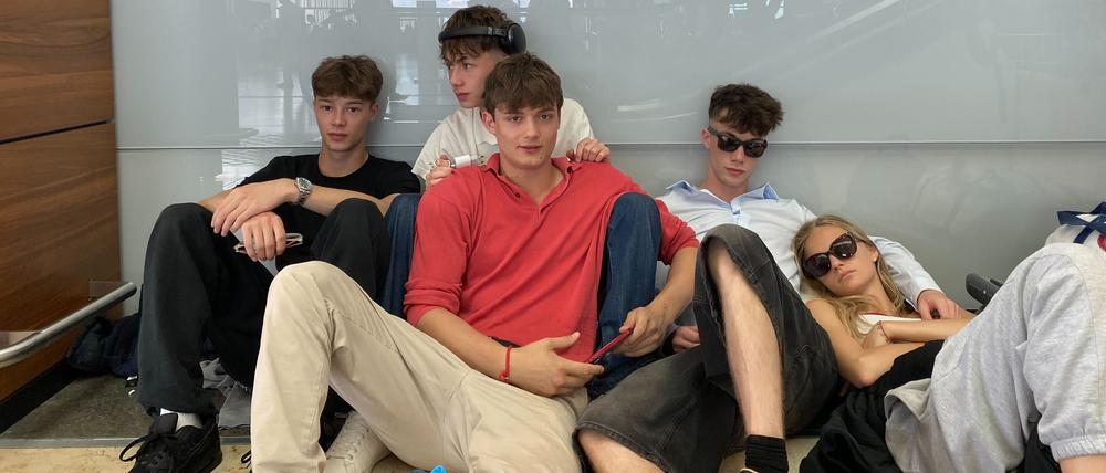 Gestrandet: Alex, Harry, Ricky, Otto und Olivia warten auf ihre Flüge.