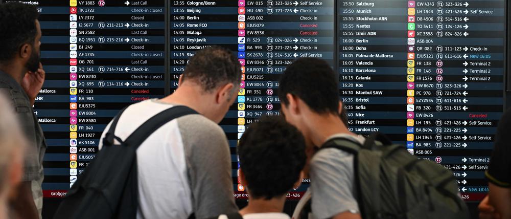 Ein globales IT-Problem sorgte 2024 dafür, dass auch am Hauptstadtflughafen Passagiere festsaßen. Der Bund will mit einem neuen Gesetz für mehr Sicherheit sorgen.