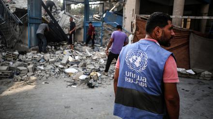 UNRWA-Mitarbeiter steht vor einer bombardierten Schule in Gaza. 