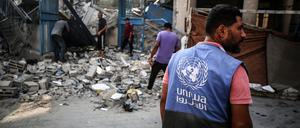 UNRWA-Mitarbeiter steht vor einer bombardierten Schule in Gaza. 