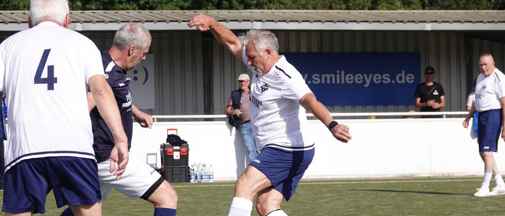 Ein Walking Football Turnier in Bottrop in Nordrhein-Westfalen. Am Samstag findet ein Turnier des Gehfußballs auch in Berlin statt.