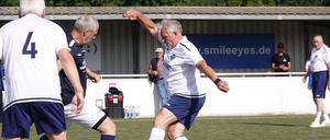 Ein Walking Football Turnier in Bottrop in Nordrhein-Westfalen. Am Samstag findet ein Turnier des Gehfußballs auch in Berlin statt.