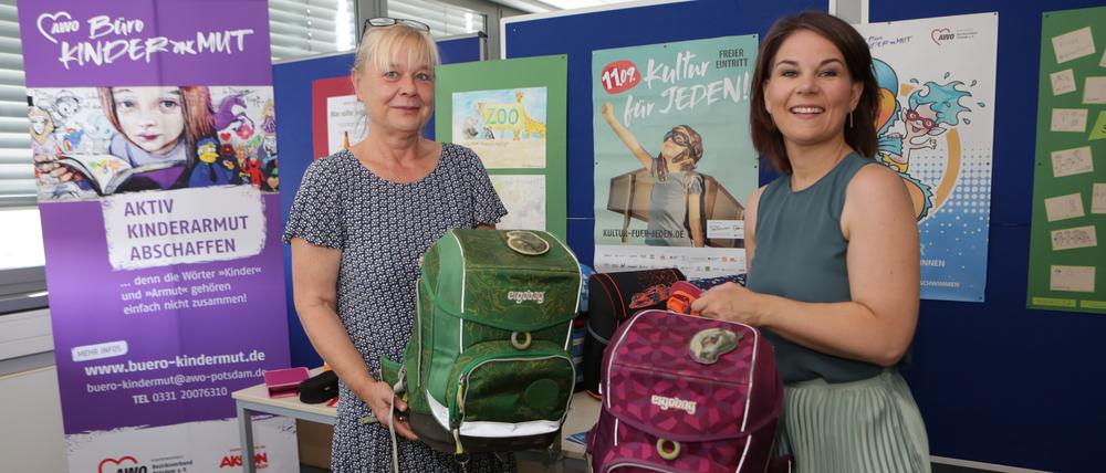 Awo-Vorstandschefin Angela Schweers mit Annalena Baerbock – die Politikerin unterstützt die Schulranzen-Aktion der Awo schon seit mehreren Jahren.