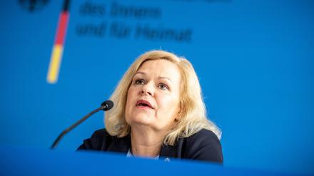 Bundesinnenministerin Nancy Faeser (SPD) nimmt an einer Pressekonferenz teil.