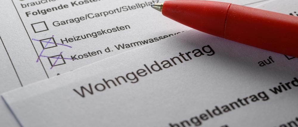 Ein Stift liegt auf einem Wohngeldantrag auf einem Tisch.