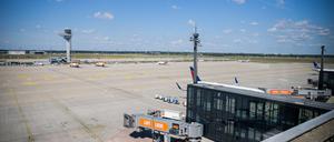 Ausgerechnet zum Ferienstart in Berlin führen technische Probleme zu weitreichenden Einschränkungen am Hauptstadtflughafen BER. 
