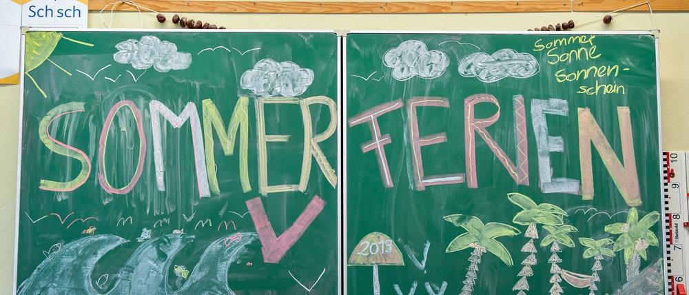 Endlich Sommerferien! Eine Tafel in einer Brandenburger Schule.