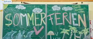 Endlich Sommerferien! Eine Tafel in einer Brandenburger Schule.