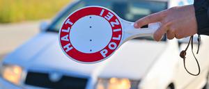 Ein Beamter der Bundespolizei stoppt den Fahrer eines Autos bei der Einreise am deutsch-polnischen Grenzübergang Stadtbrücke. (Archivbild).