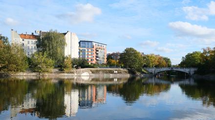 Der Landwehrkanal mit Lohmühlenbrücke. 