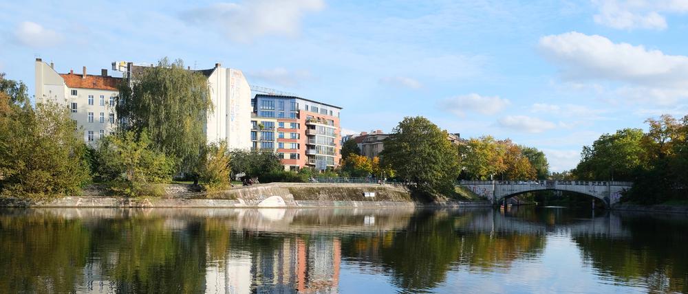 Der Landwehrkanal mit Lohmühlenbrücke. 