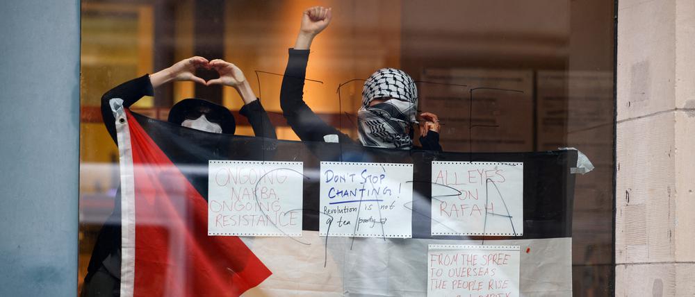 Demonstranten in der Humboldt Universität in Berlin.