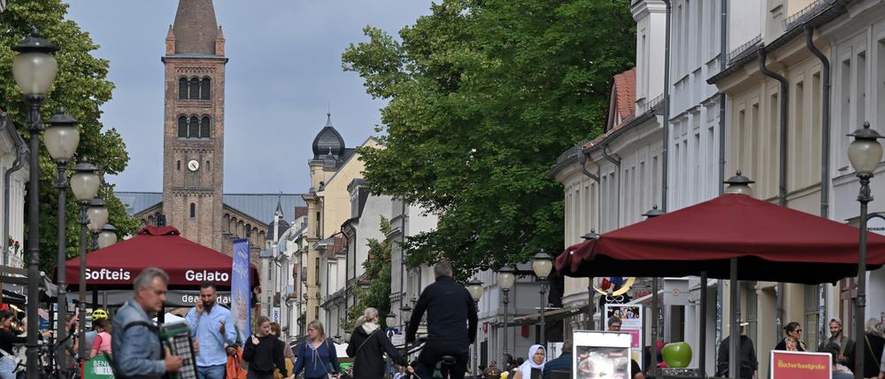 Potsdam, 05.06.2024, Lokales, Brandenburger Straße, Brandenburger Strasse, Menschen, Stadtbilder, Foto: Ottmar Winter PNN ACHTUNG: Foto ist ausschließlich für redaktionelle Berichterstattung der PNN und des TGSP! Eine kommerzielle Nutzung, z.B. Werbung, ist ausgeschlossen. Die Weitergabe an nicht autorisierte Dritte, insbesondere eine weitergehende Vermarktung über Bilddatenbanken, ist unzulässig.
