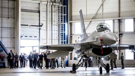 Der ukrainische Präsident begutachtet eine niederländische F-16 in Eindhoven.
