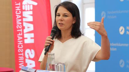 Außenministerin und Potsdamer Bundestagsabgeordnete Annalena Baerbock bei der Potsdamer Handwerkskammer.