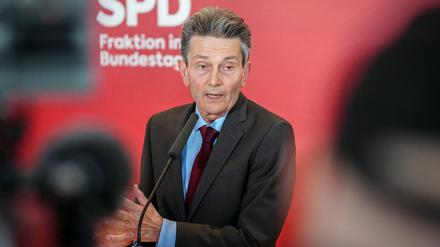 Rolf Mützenich ist jahrzehntelang für Abrüstung eingetreten. (Archivbild)
