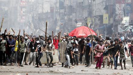 Demonstranten in Bangladesch wollen Leistung statt Quoten.