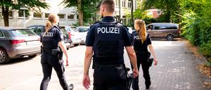 Polizisten gehen über den Parkplatz einer Schule. Auf dem Gelände einer Volkshochschule in Wedel bei Hamburg ist eine Lehrkraft niedergestochen worden.