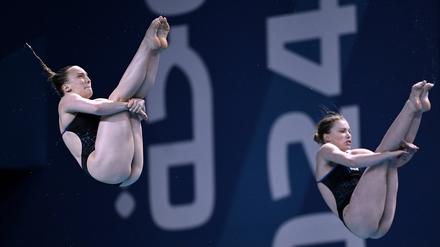 Lena Hentschel (l.) und Jette Müller springen beim Synchron-Wettbewerb vom Drei-Metter-Brett.