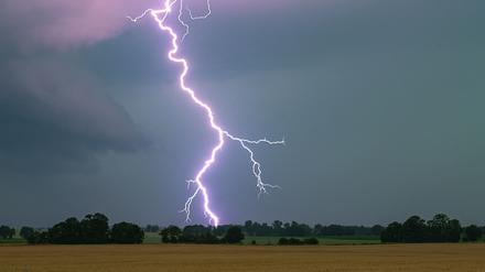 Nach heißen Sommertagen drohen in Teilen Deutschlands wieder Gewitter und Starkregen. (Symbolbild)