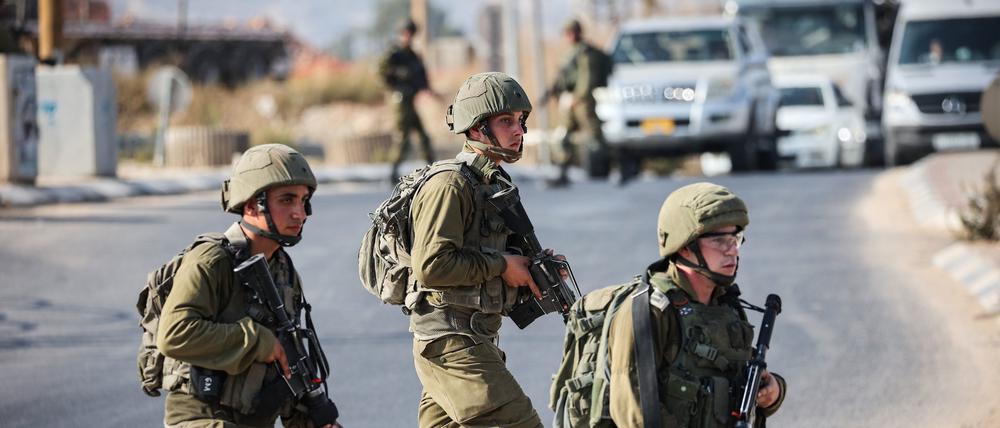 Israelische Soldaten blockieren eine Straße im Westjordanland.
