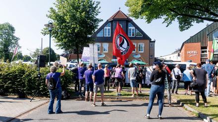 Demonstranten protestieren gegen ein von der AfD organisiertes sogenanntes Vorfeldtreffen zur Vernetzung rechter Kräfte in Neumünster.